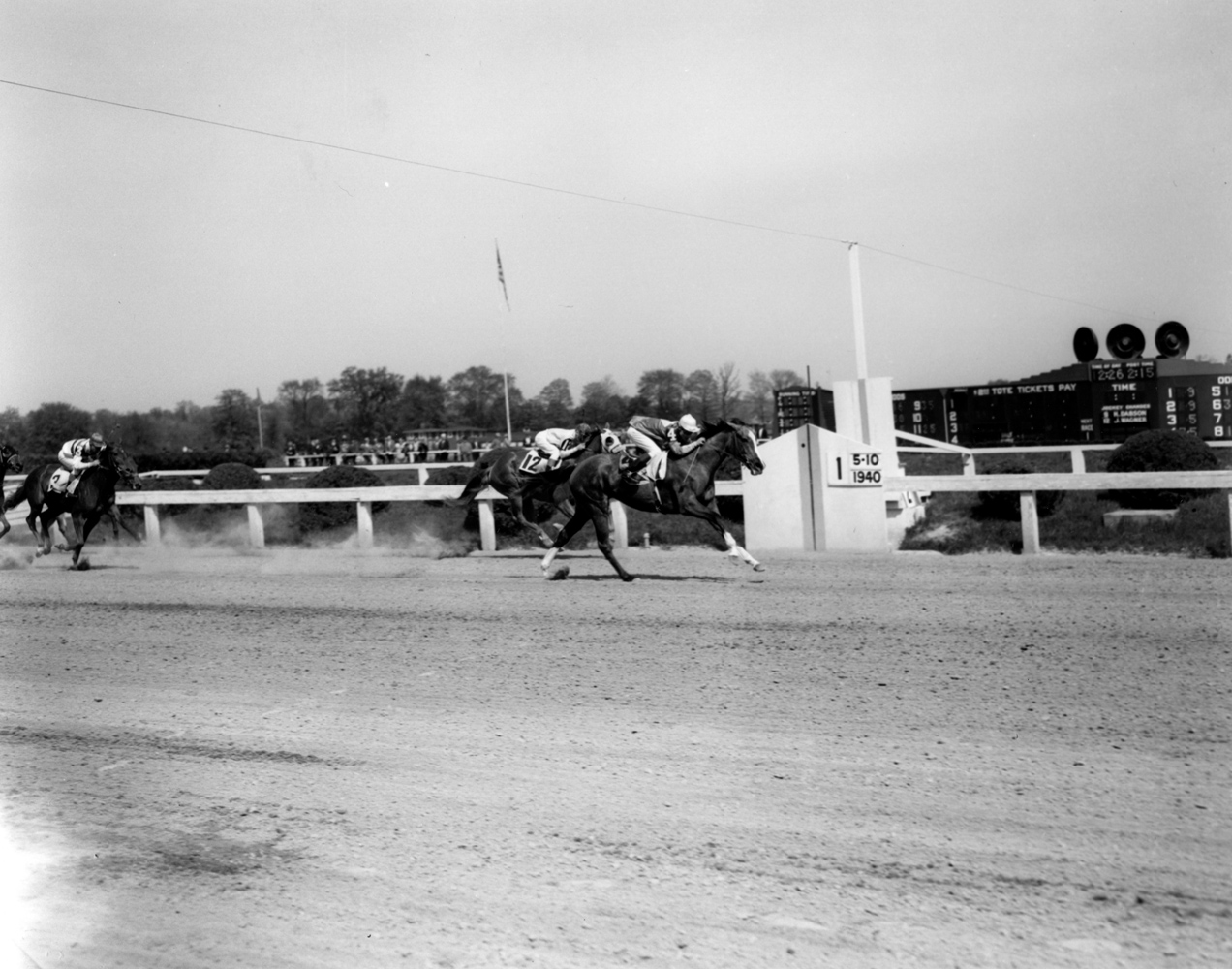 Ralph Neves and Sun Ginger winning a race at Pimlico, May 1940 (Keeneland Library Morgan Collection/Museum Collection)